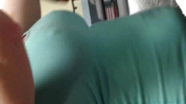 Neticamā MILF Lisa Ann masturbē dušā