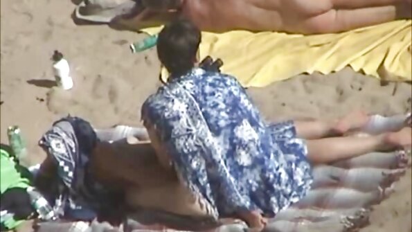 Maskētās dāmas nolēma dalīties ar stīvu baltu gailīti